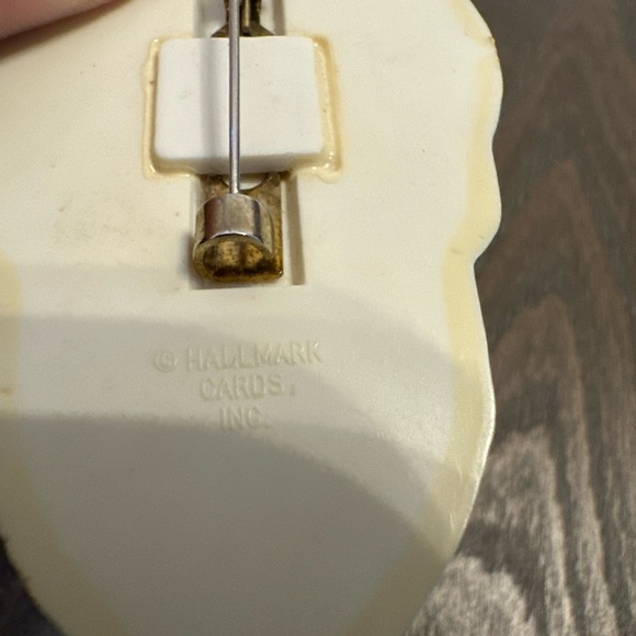 Vintage Hallmark Pin Halloween Glow‎ In The Dark Skull Skeleton 1979 RARE - Picture 3 of 3